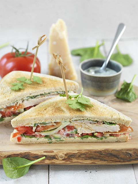 Club sandwich poulet et sa sauce yaourt-coriandre