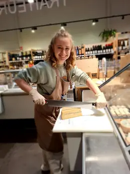 529-biocoop-saint-clair-du-rhone-magasin-bio-decoupe-fromage-service-traditionnel-equipe.webp