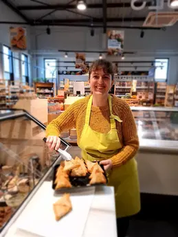 529-biocoop-saint-clair-du-rhone-magasin-bio-service-traiteur-equipe-sourire-traditionnel.webp