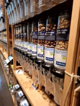 529-biocoop-saint-clair-du-rhone-magasin-bio-vrac-cereale-chocolat-commerce-equitable-contenant.webp